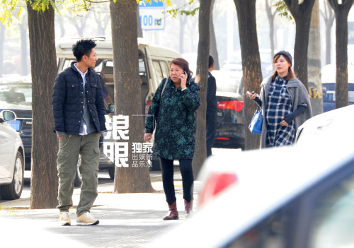 超女唐笑挺大肚产检 心情靓笑拍老公屁屁