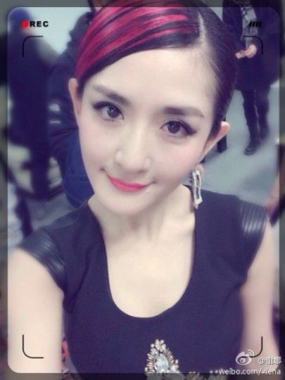 何炅摆造型自拍照被谢娜曝光 穿戏服搞笑(图)