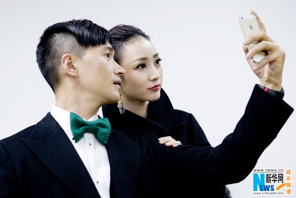 柳岩深V裹身裙凸显玲珑身材 拥抱男粉丝惹尖叫