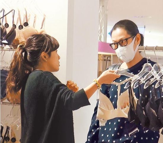 奶茶刘若英凸肚逛街买<em>胸罩</em> 经纪人否认怀孕