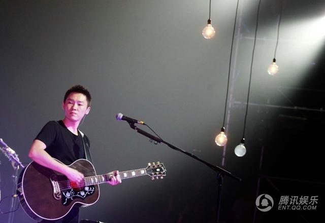 梁博北京开唱 现场告白:做音乐是最幸福的事(图