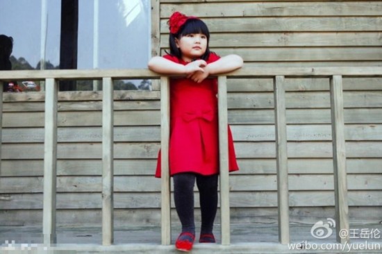 王岳伦王诗龄温馨合照曝光 <em>父女亲嘴</em>牵手显亲