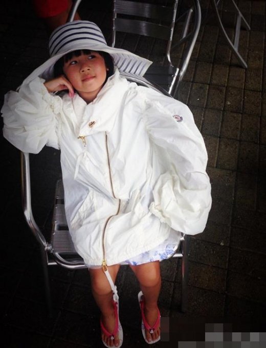 陆毅妻女毛里求斯度假 女儿疯玩晒成非洲人