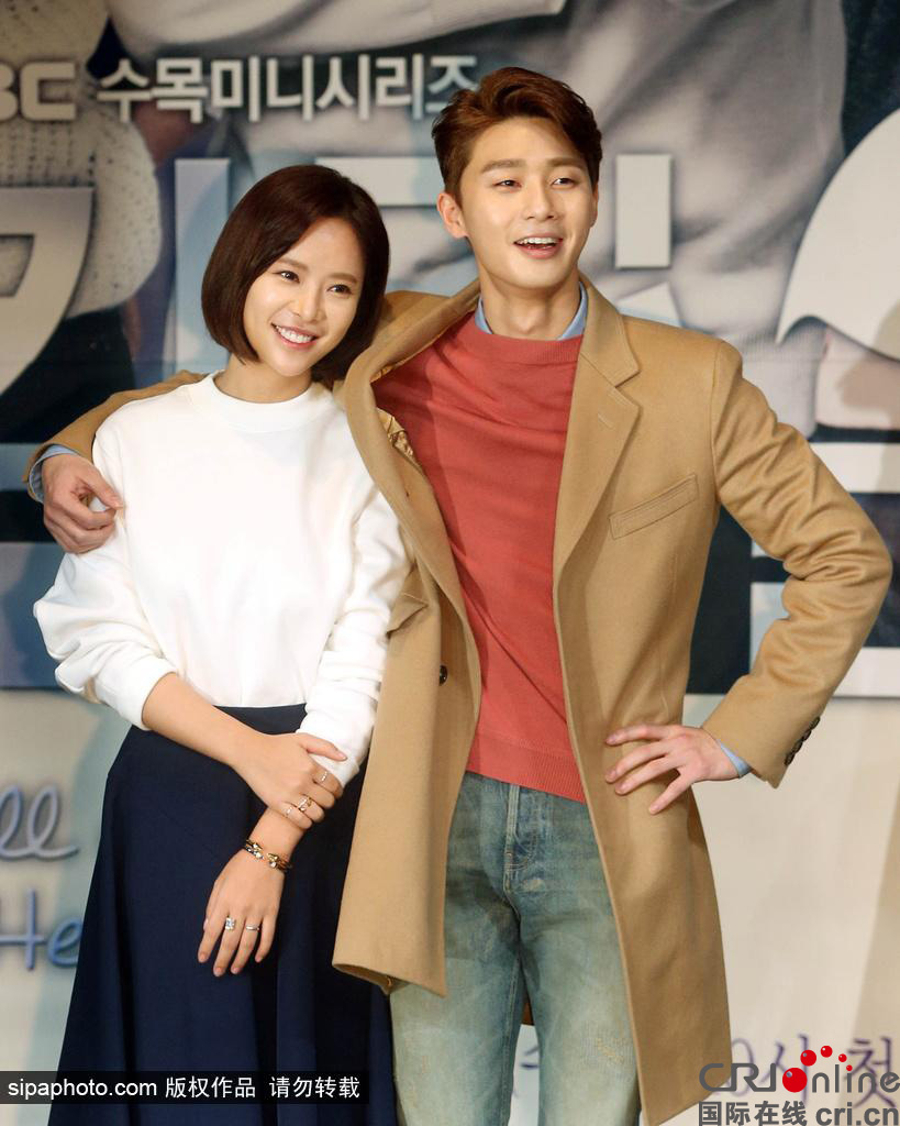 池城亮相《杀了我治愈我》发布会 与黄静茵默