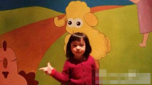 赵薇女儿玩欢乐球 长发披肩美女初长成(图)