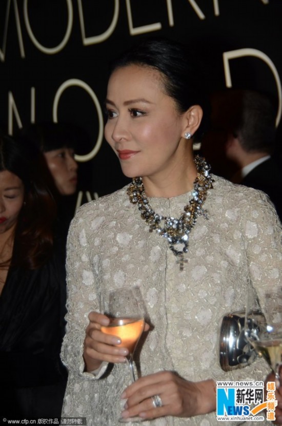 刘嘉玲亮相女王范儿无人能敌 赵薇圆润露小肚