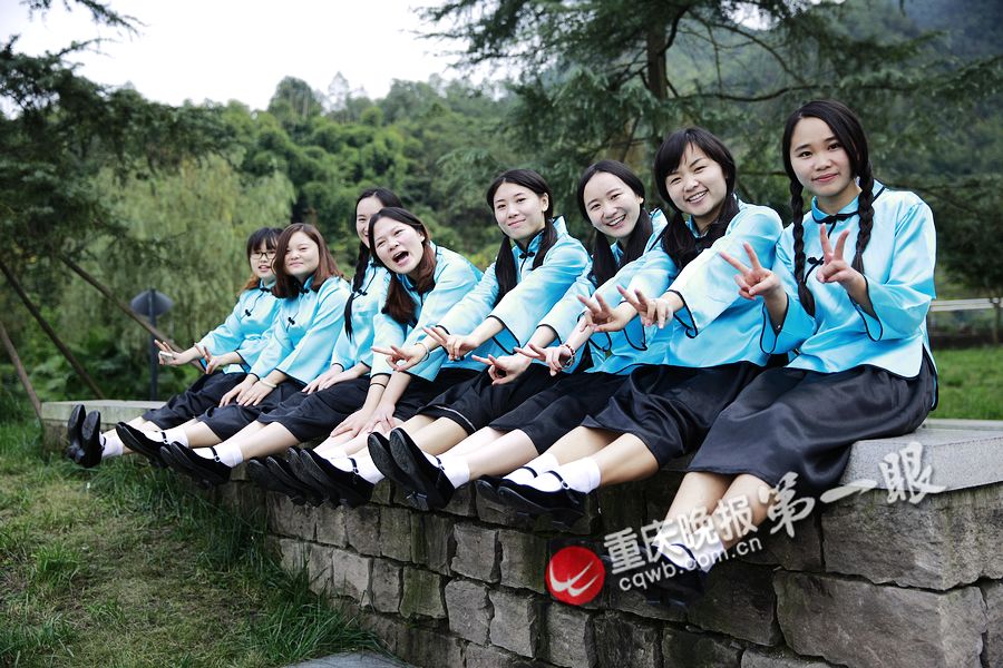 大学辅导员带领学生拍创意毕业照 7个班700张