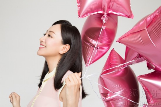 王诗龄全家福高圆圆喜庆 2014明星开年写真