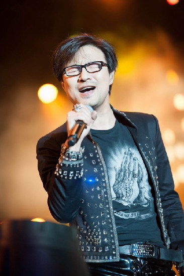 汪峰成都开唱刷新票房纪录 歌迷齐声高呼章子