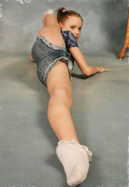 柔术美女秀绝技 劈叉下腰都弱爆了