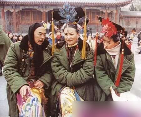 明星古装穿越搞笑照:小燕子打电话皇阿玛骑车