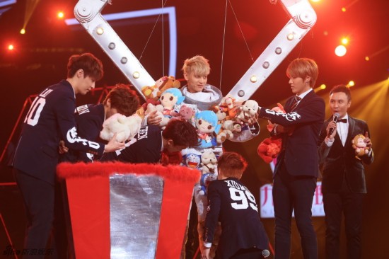  EXO 、SJ东方卫视 跨年 引爆全场 黄晓明秀肌肉