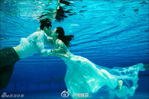 组图]周雅菲微博晒与莫科婚纱照两人水中幸福