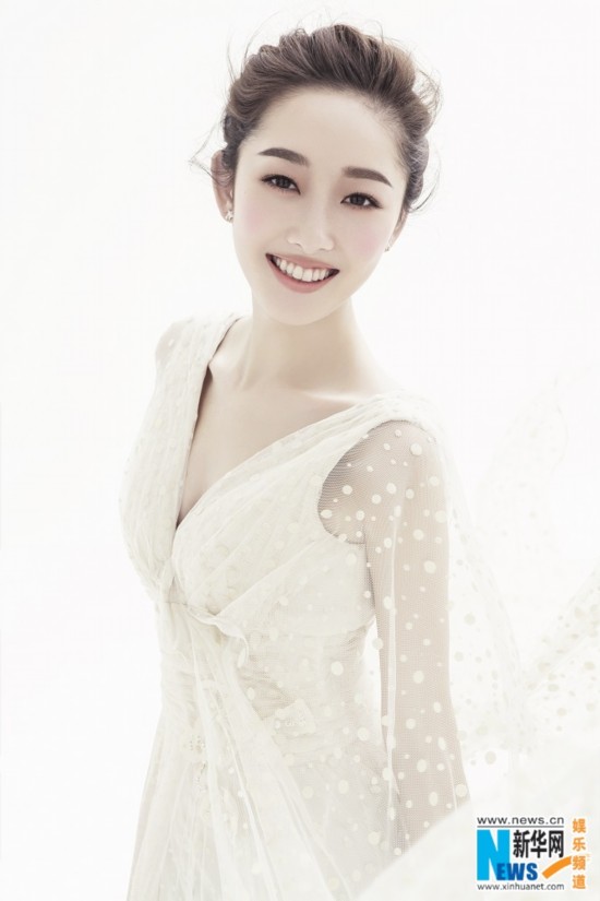 蒋梦婕纯色写真曝光 利落盘发自然清新尽显娇