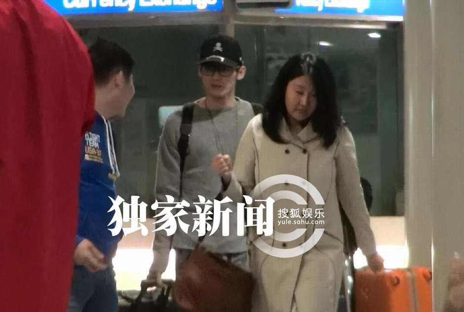 张翰回京不见郑爽 低调现身获<em>中年女</em>接机(组图