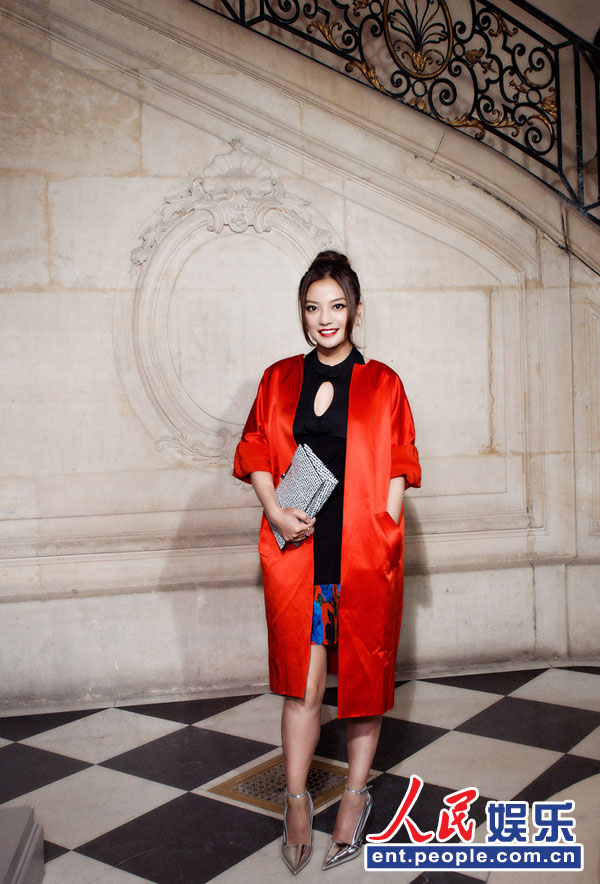 赵薇红衣惊艳秀场 与舒淇上演中国闺蜜秀