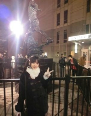 徐娇观战NBA芝加哥公牛队比赛 乔丹铜像前留