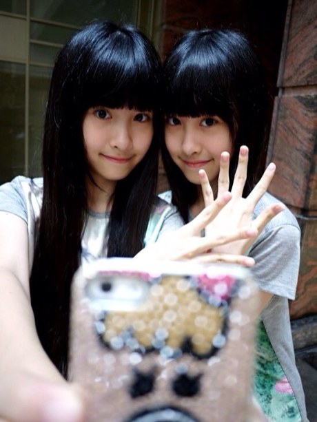 台湾双胞胎萝莉姐妹花私照曝光 清新甜美走红