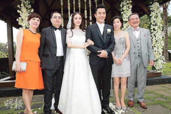 杨幂依照传统跪地斟茶 刘丹催其多生娃