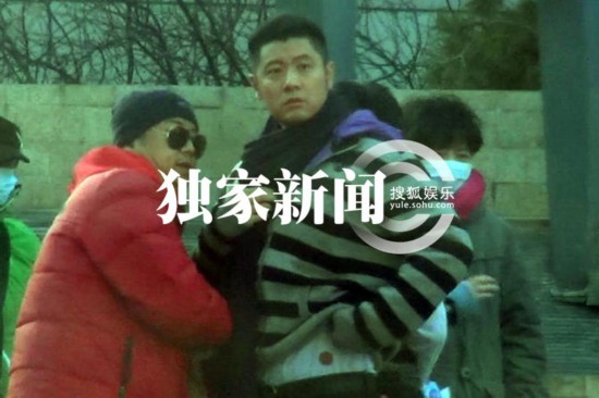 任重街边当众提<em>破洞</em>白<em>内裤</em>