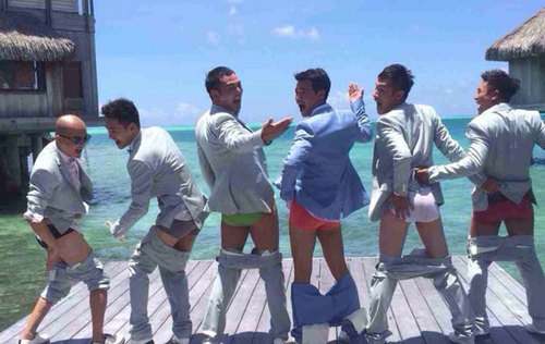 陈思诚佟丽娅大婚 伴郎团齐脱裤露底秀彩色<em>内裤</em>