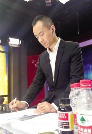 邱启明直播地震声音嘶哑 网友赞最温暖(图)