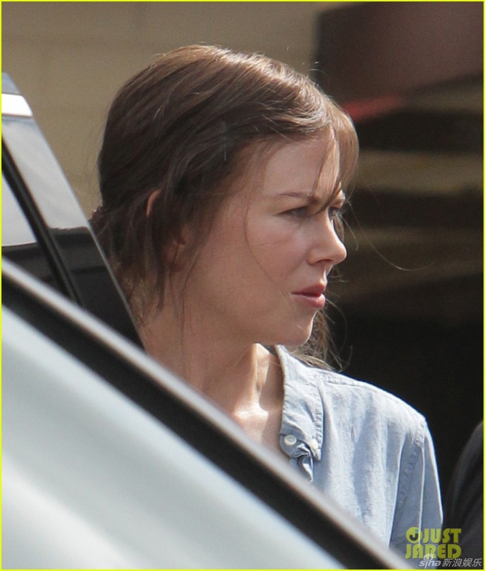 妮可·基德曼告别金发 黑发造型拍摄《异乡》