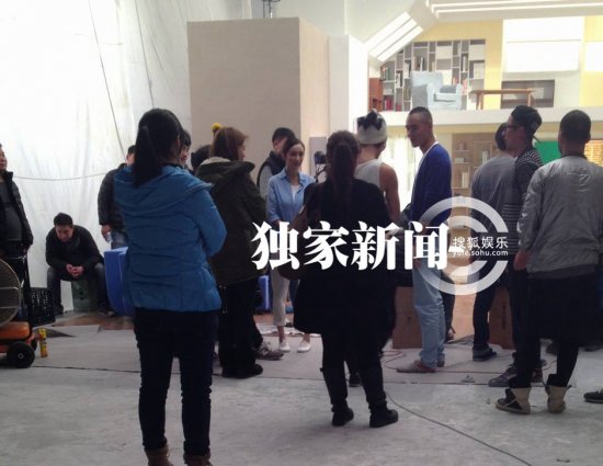 杨幂与阮经天拍广告 厚重大衣护孕体