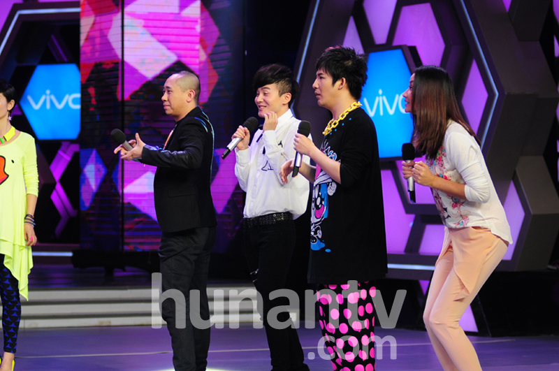 大本营大张伟穿露肩裙模仿蔡琴