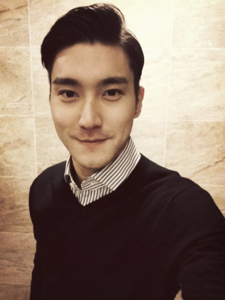 崔始源《继承人》北海热拍 晒工作照被称崔导