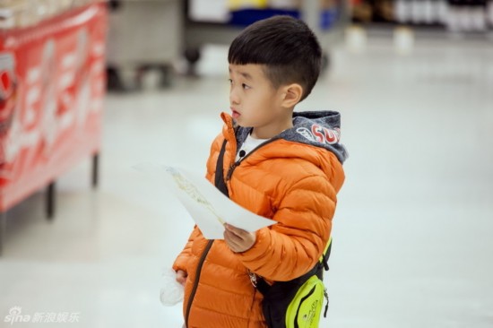 《爸爸2》新西兰费曼带伤 姐姐帮曹格抓鳗鱼\/