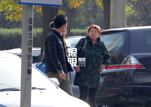 超女唐笑挺大肚产检 心情靓笑拍老公屁屁