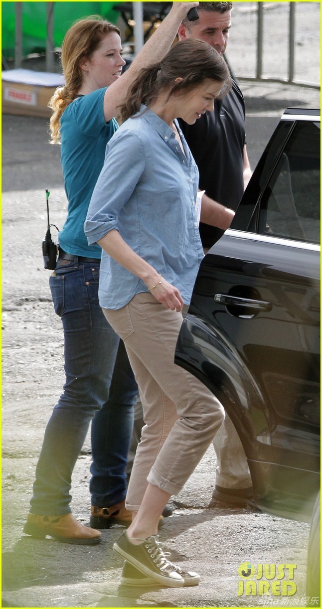 妮可·基德曼告别金发 黑发造型拍摄《异乡》