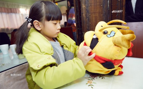 森蝶首拍广告变点读机女孩 天价代言费远超爹