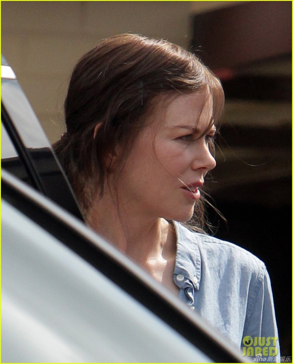 妮可·基德曼告别金发 黑发造型拍摄《异乡》