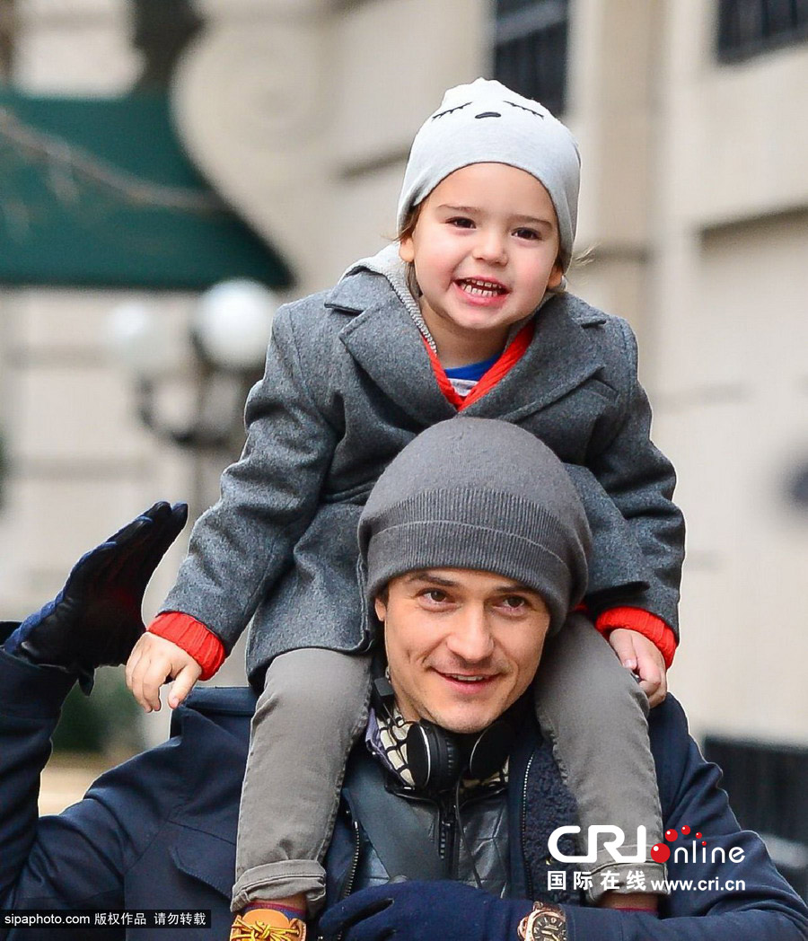 奥兰多克鲁姆带儿子出街 小弗林坐老爸肩头玩