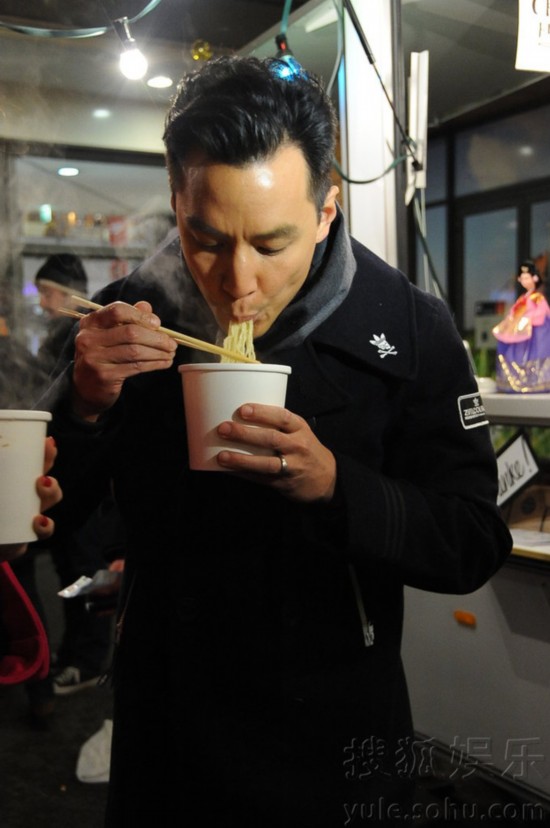 吴彦祖忙里偷闲当街吃面 为女儿挑礼物不亦乐