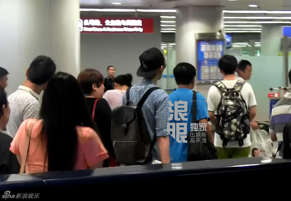 张翰古力娜扎传绯闻 张翰离京粉丝送行(组图)