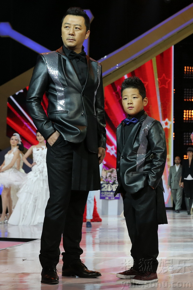 郭涛与儿子石头首次走秀 周韦彤着三角黄金甲