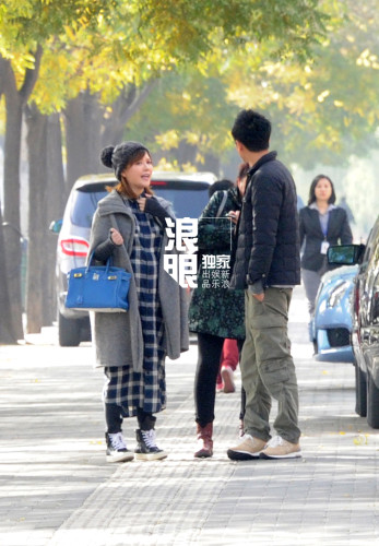 超女唐笑挺大肚产检 心情靓笑拍老公屁屁