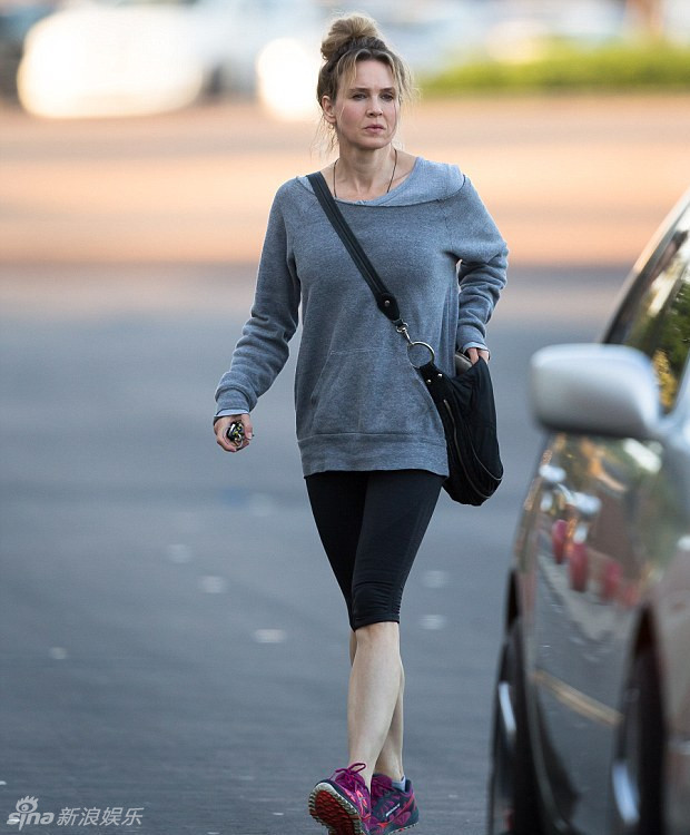 蕾妮·齐薇格容貌大变 素颜出门显憔悴(图)