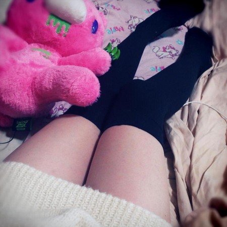 日本绝对领域日:女孩穿过膝袜秀大腿(组图)