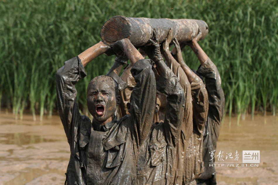 兰州军区天狼突击队魔鬼训练照曝光
