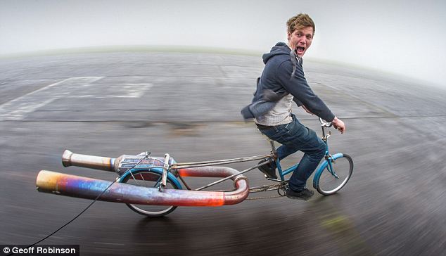 组图:英国水管工自制高速喷气式自行车