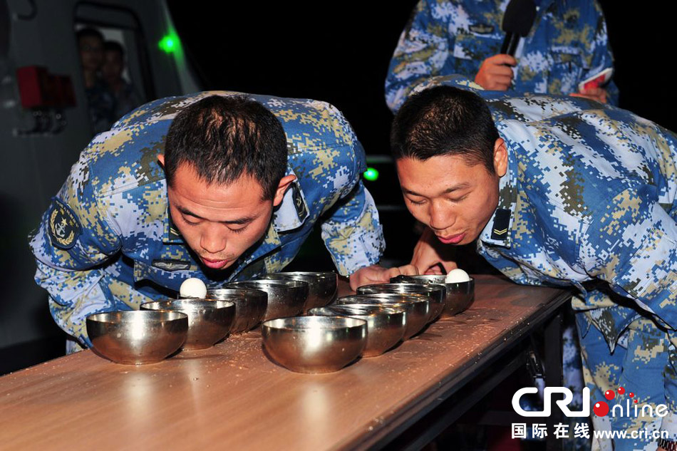 中国海军盐城舰在地中海举行甲板春节晚会