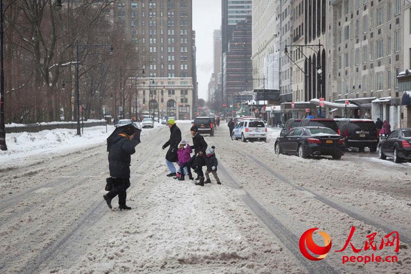2月13日,纽约曼哈顿街道雪景.牟歌摄