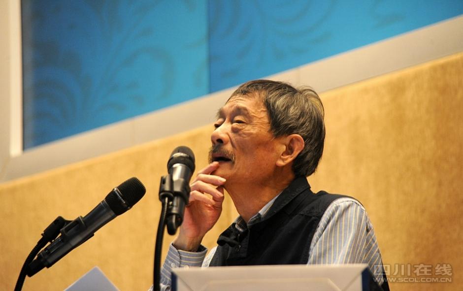 布鞋院士高校讲学 无人瞌睡笑声满堂