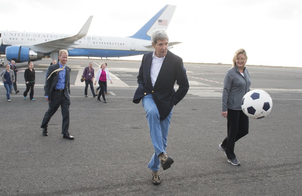 美国务卿克里忙里偷闲大秀足球脚法