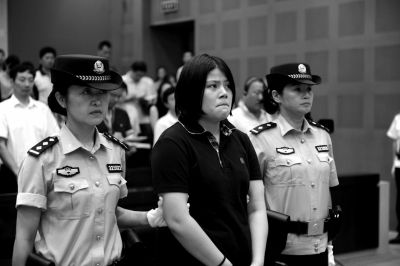 南京饿死女童母亲文盲无户籍 曾带孩子外出吸