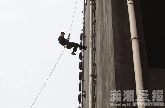 湖南省公安特警比武:18米高墙速降 实弹突击救